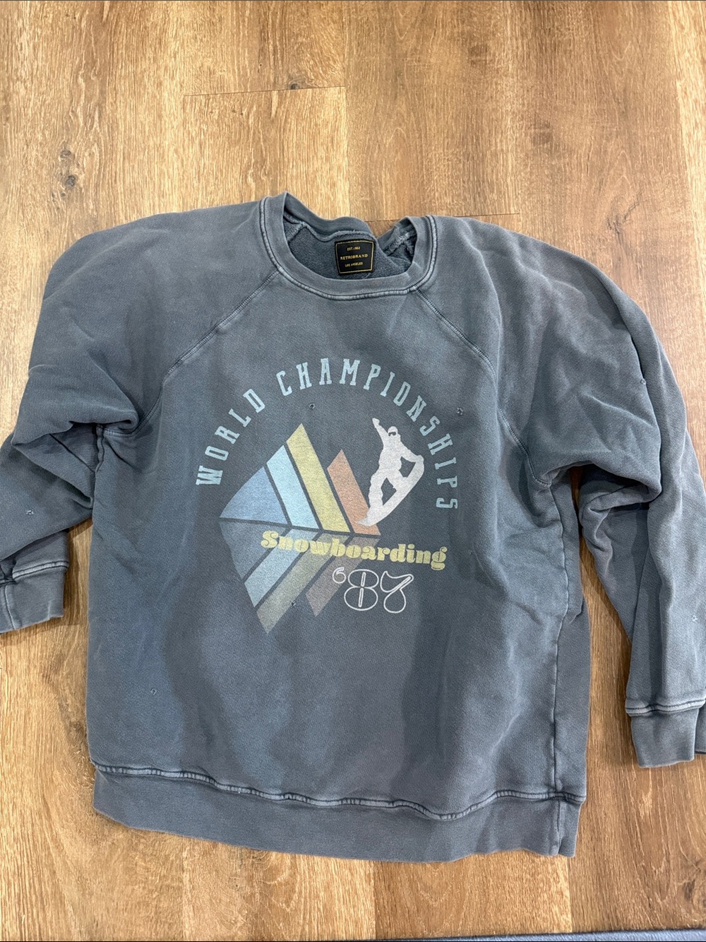 Vintage-Inspired Gray Snowboarding Graphic Crewneck Sweater